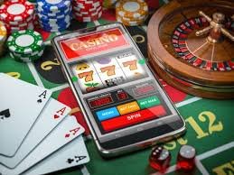 four789 APP မိုဘိုင်းဖုန်းနှင့် Slots ဂိမ်းကစားနေသောမြင်ကွင်း